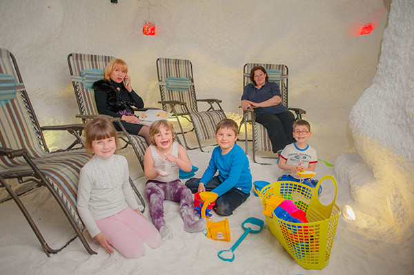 Семейный абонемент в соляную пещеру. Подарочные сертификаты Ultra Подарки Томск. Купить оригинальный подарок или подарочный сертификат на Семейный абонемент в соляную пещеру. Сервис UltraPodarki.ru Томск 8 800 505 95 30.