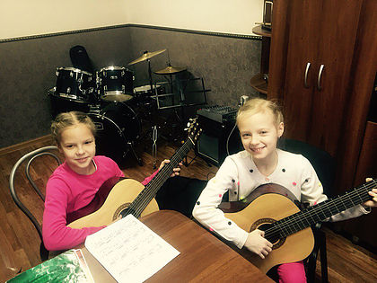 Обучение игре на гитаре для детей. Подарочные сертификаты Ultra Подарки Томск. Купить оригинальный подарок или подарочный сертификат на Обучение игре на гитаре для детей. Сервис UltraPodarki.ru Томск 8 800 505 95 30. 