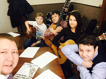 Обучение игре на гитаре для детей. Подарочные сертификаты Ultra Подарки Томск. Купить оригинальный подарок или подарочный сертификат на Обучение игре на гитаре для детей. Сервис UltraPodarki.ru Томск 8 800 505 95 30. 