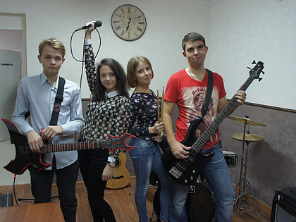 Обучение игре на гитаре для детей. Подарочные сертификаты Ultra Подарки Томск. Купить оригинальный подарок или подарочный сертификат на Обучение игре на гитаре для детей. Сервис UltraPodarki.ru Томск 8 800 505 95 30. 