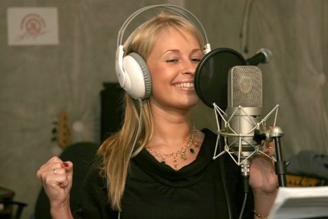 Продюсирование и запись вокала "под ключ". Подарочные сертификаты Ultra Подарки Томск. Купить оригинальный подарок или подарочный сертификат на Продюсирование и запись вокала "под ключ". Сервис UltraPodarki.ru Томск 8 800 505 95 30.