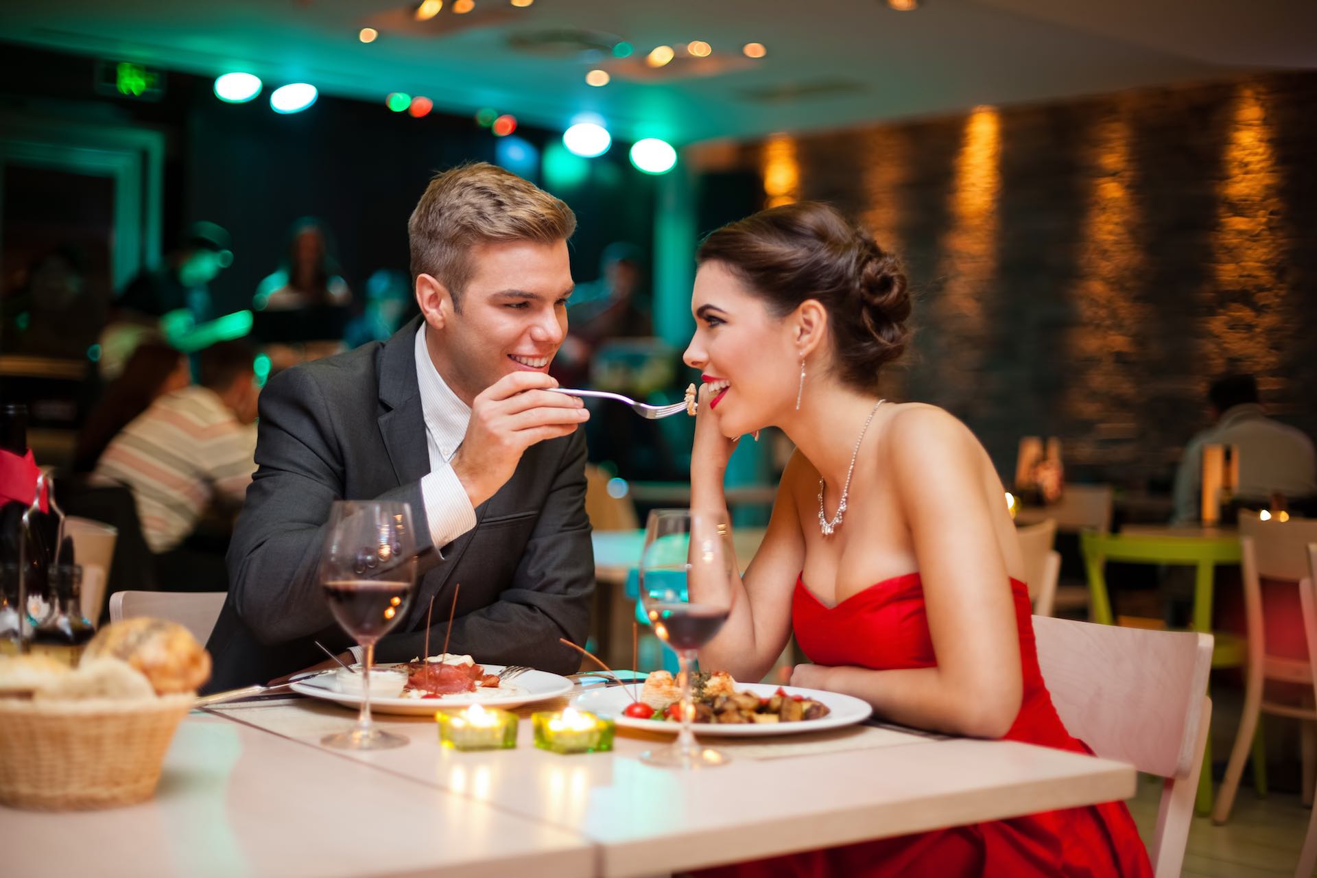 Романтическое свидание в ресторане в Томске