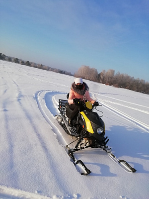 Катание на снегоходах в Томске в подарок ❄️. Сервис Ultra Подарки
. Подарочный сертификат на катание на снегоходах в Томске с друзьями ❄️. Закажите прокат снегоходов в подарок для мужчин и парней на день рождения по привлекательным ценам. Езда на снегоходах это ещё и активный зимний отдых. Сервис UltraPodarki.ru ☎️ 8 800 505 95 30	. катание на снегоходах, подарочный сертификат на катание на снегоходе, прокат снегоходов, прокат снегоходов Томск, катание на снегоходах Томск, езда на снегоходе