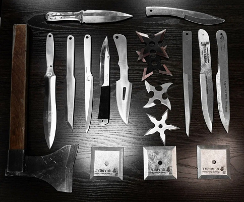 Метание ножей в Томске. Подарочные сертификаты Ultra Подарки. Закажите подарочный сертификат на метание ножей в Томске. Метание ножей в любое время года - наслаждение активным отдыхом с друзьями. Сервис UltraPodarki.ru 8 800 505 95 30. Метание ножей Томск, лук стрельба Томск, стрельба из арбалета Томск, стрельба