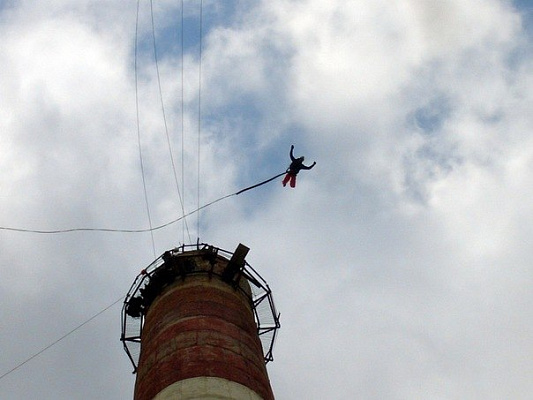 Роупджампинг - прыжки с верёвкой в Томске. Подарочные сертификаты Ultra Подарки. Роупджампинг в Томске - Экстремальный оригинальный подарок или подарочный сертификат на Роупджампинг - прыжки с верёвкой. Сервис UltraPodarki.ru 8-800-505-95-30. роупджампинг Томск, прыжок веревка Томск, роупджампинг, прыжок веревка, прыжок с веревкой, Подарок, подарочный сертификат, экстрим, экстремальный подарок