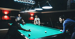 Игра в бильярд в клубе "Doberman"