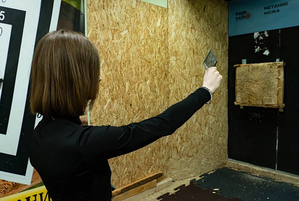 Метание ножей в Томске. Подарочные сертификаты Ultra Подарки. Закажите подарочный сертификат на метание ножей в Томске. Метание ножей в любое время года - наслаждение активным отдыхом с друзьями. Сервис UltraPodarki.ru 8 800 505 95 30. Метание ножей Томск, лук стрельба Томск, стрельба из арбалета Томск, стрельба