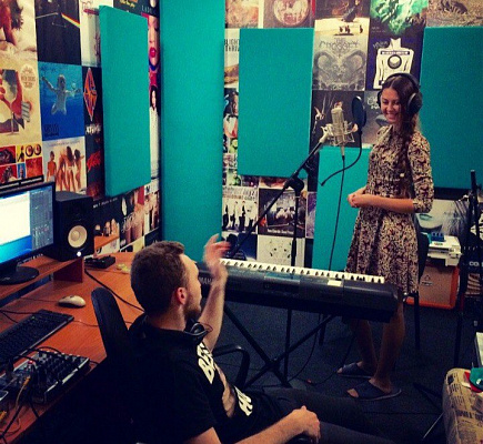 Запись песни в Томске. Ultra Подарки . Запись песни в студии звукозаписи Томска. Купить сертификат на создание песни в студии. Ultra Подарки Сервис UltraPodarki.ru 8 800 505 95 30
. звукозапись, песня в студии, песня альбом, звукозапись студия, запись песни, урок вокал, эстрадный вокал, вокал обучение, запись песни в студии, запись песни в студии на Новый Год
