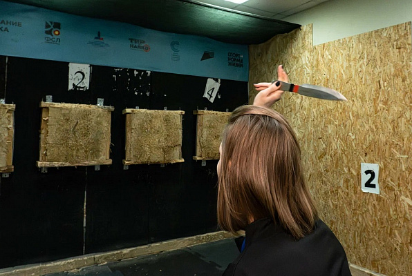 Метание ножей в Томске. Подарочные сертификаты Ultra Подарки. Закажите подарочный сертификат на метание ножей в Томске. Метание ножей в любое время года - наслаждение активным отдыхом с друзьями. Сервис UltraPodarki.ru 8 800 505 95 30. Метание ножей Томск, лук стрельба Томск, стрельба из арбалета Томск, стрельба