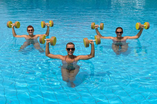 Занятия аквааэробикой. Ultra Подарки Томск. Подарите сертификат на занятия квааэробикой тем, кому из-за избытка лишнего веса, варикозной болезни, проблем со спиной или с суставами закрыт вход в спортивные и тренажерные залы. Ultra Подарки Томск. 8 800-505-9503. Аквааэробика в бассейне, занятия аквааэробикой, занятия в бассейне, аквааэробика +для пожилых, аквааэробика бассейн занятия, аквааэробика +для женщин, аквааэробика томск +для женщин