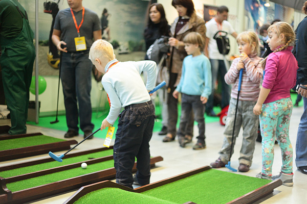 Мини-гольф в подарок. Ultra Подарки Томск. Подарочный сертификат на игру в мини-гольф. Подарите себе и своим близким увлекательную игру в мини-гольф, устройте настоящий праздник. UltraPodarki.ru 8-800-505-9530. Мини-гольф Томск, Мини-гольф Томск, Мини-гольф, гольф Томск