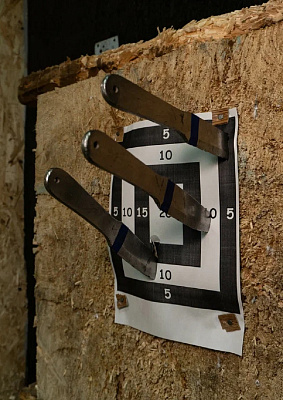 Метание ножей в Томске. Подарочные сертификаты Ultra Подарки. Закажите подарочный сертификат на метание ножей в Томске. Метание ножей в любое время года - наслаждение активным отдыхом с друзьями. Сервис UltraPodarki.ru 8 800 505 95 30. Метание ножей Томск, лук стрельба Томск, стрельба из арбалета Томск, стрельба