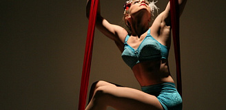 Занятия по танцам на воздушных полотнах