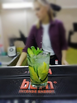 Мастер-класс по приготовлению популярных коктейлей в Томске. Подарочные сертификаты Ultra Подарки. Купить оригинальный подарок или подарочный сертификат на Мастер-класс по приготовлению коктейлей для двоих. Сервис UltraPodarki.ru Томск 8 800 505 95 30. Коктейли, мастер-класс по коктейлям, обучение коктейлям, алкогольные коктейли, безалкогольные коктейли Томск, коктейли Томск, мастер-класс по коктейлям Томск, обучение коктейлям Томск, сертификат на мастер-класс по коктейлям, приготовление коктейлей.
