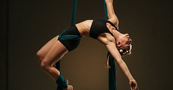 Занятия по танцам на воздушных полотнах