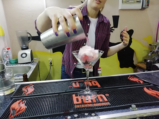 Мастер-класс по приготовлению популярных коктейлей в Томске. Подарочные сертификаты Ultra Подарки. Купить оригинальный подарок или подарочный сертификат на Мастер-класс по приготовлению коктейлей для двоих. Сервис UltraPodarki.ru Томск 8 800 505 95 30. Коктейли, мастер-класс по коктейлям, обучение коктейлям, алкогольные коктейли, безалкогольные коктейли Томск, коктейли Томск, мастер-класс по коктейлям Томск, обучение коктейлям Томск, сертификат на мастер-класс по коктейлям, приготовление коктейлей.
