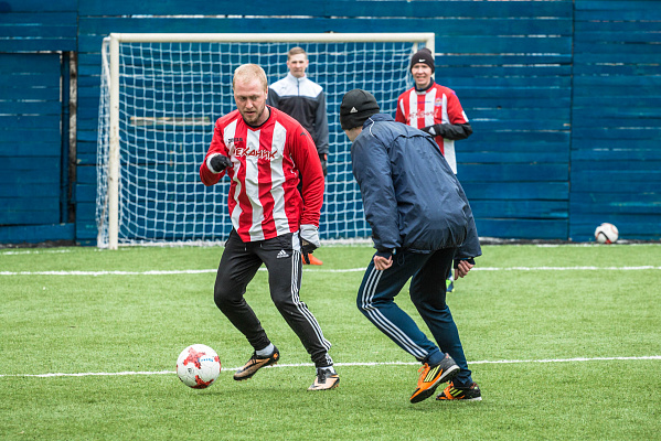 Занятия в футбольной школе для взрослых в Томске. Подарочные сертификаты Ultra Подарки. Купить оригинальный подарок или подарочный сертификат на Занятия в футбольной школе для взрослых в Томске. Сервис UltraPodarki.ru 8-800-505-9530. Футбол, Футбол в Томске, футбол для взрослых, Занятия в футбольной школе для взрослых. занятия футболом, занятия футболом в Томске, тренировки для взрослых, футбольные тренировки в Томске, футбол Легионер