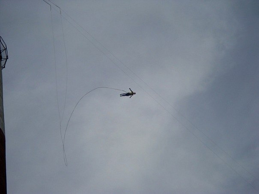 Роупджампинг - прыжки с верёвкой в Томске. Подарочные сертификаты Ultra Подарки. Роупджампинг в Томске - Экстремальный оригинальный подарок или подарочный сертификат на Роупджампинг - прыжки с верёвкой. Сервис UltraPodarki.ru 8-800-505-95-30. роупджампинг Томск, прыжок веревка Томск, роупджампинг, прыжок веревка, прыжок с веревкой, Подарок, подарочный сертификат, экстрим, экстремальный подарок