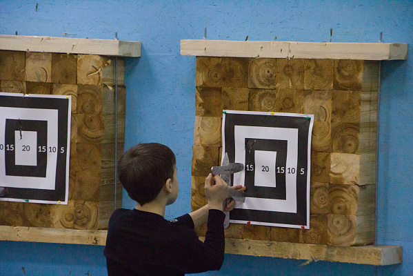 Метание ножей в Томске. Подарочные сертификаты Ultra Подарки. Закажите подарочный сертификат на метание ножей в Томске. Метание ножей в любое время года - наслаждение активным отдыхом с друзьями. Сервис UltraPodarki.ru 8 800 505 95 30. Метание ножей Томск, лук стрельба Томск, стрельба из арбалета Томск, стрельба