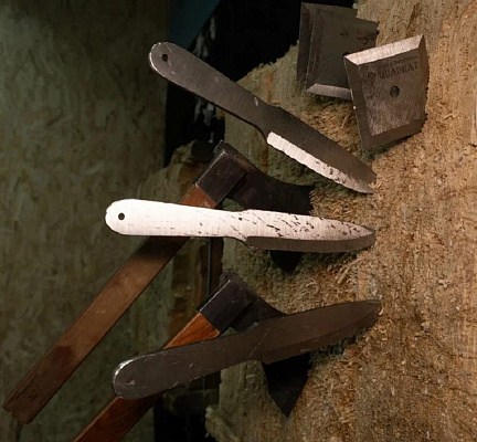 Метание ножей в Томске. Подарочные сертификаты Ultra Подарки. Закажите подарочный сертификат на метание ножей в Томске. Метание ножей в любое время года - наслаждение активным отдыхом с друзьями. Сервис UltraPodarki.ru 8 800 505 95 30. Метание ножей Томск, лук стрельба Томск, стрельба из арбалета Томск, стрельба