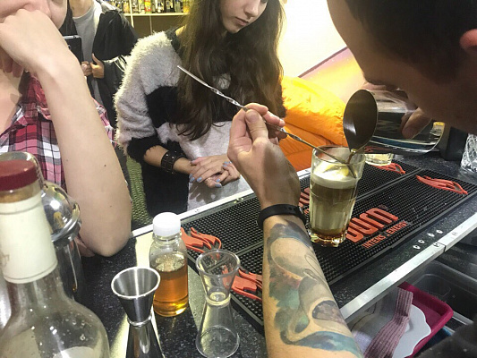 Мастер-класс по приготовлению популярных коктейлей в Томске. Подарочные сертификаты Ultra Подарки. Купить оригинальный подарок или подарочный сертификат на Мастер-класс по приготовлению коктейлей для двоих. Сервис UltraPodarki.ru Томск 8 800 505 95 30. Коктейли, мастер-класс по коктейлям, обучение коктейлям, алкогольные коктейли, безалкогольные коктейли Томск, коктейли Томск, мастер-класс по коктейлям Томск, обучение коктейлям Томск, сертификат на мастер-класс по коктейлям, приготовление коктейлей.
