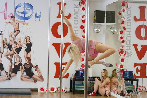 Танцы на пилоне "Pole Dance". Подарочные сертификаты Ultra Подарки Томск. Купить оригинальный подарок или подарочный сертификат на Танцы на пилоне "Pole Dance". Сервис UltraPodarki.ru Томск 8 800 505 95 30. 