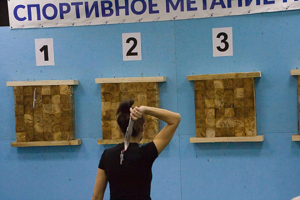 Метание ножей в Томске. Подарочные сертификаты Ultra Подарки. Закажите подарочный сертификат на метание ножей в Томске. Метание ножей в любое время года - наслаждение активным отдыхом с друзьями. Сервис UltraPodarki.ru 8 800 505 95 30. Метание ножей Томск, лук стрельба Томск, стрельба из арбалета Томск, стрельба