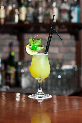 Мастер-класс по приготовлению популярных коктейлей в Томске. Подарочные сертификаты Ultra Подарки. Купить оригинальный подарок или подарочный сертификат на Мастер-класс по приготовлению коктейлей для двоих. Сервис UltraPodarki.ru Томск 8 800 505 95 30. Коктейли, мастер-класс по коктейлям, обучение коктейлям, алкогольные коктейли, безалкогольные коктейли Томск, коктейли Томск, мастер-класс по коктейлям Томск, обучение коктейлям Томск, сертификат на мастер-класс по коктейлям, приготовление коктейлей.
