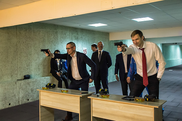 Стрельба из боевого оружия в группе. Подарочные сертификаты Ultra Подарки Томск. Купить оригинальный подарок или подарочный сертификат на Стрельба из боевого оружия в группе. Сервис UltraPodarki.ru Томск 8 800 505 95 30.