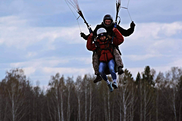 Полёт с инструктором на параплане в Томске. Ultra Подарки. Полёт с инструктором на параплане в Томске. Попробуйте полёт на двухместном параплане над Томском. Сервис: UltraPodarki.ru 8 800 505 95 30. Полёт на параплане, полёт на параплане Томск, полёт с инструктором на параплане Томск, полёт с инструктором на параплане, параплан Томск, параплан, парапланеризм Томск