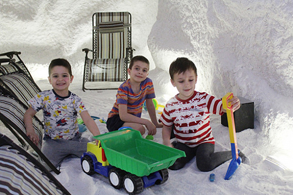 Семейный абонемент в соляную пещеру. Подарочные сертификаты Ultra Подарки Томск. Купить оригинальный подарок или подарочный сертификат на Семейный абонемент в соляную пещеру. Сервис UltraPodarki.ru Томск 8 800 505 95 30.