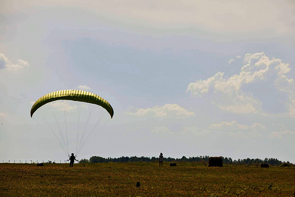Полёт с инструктором на параплане в Томске. Ultra Подарки. Полёт с инструктором на параплане в Томске. Попробуйте полёт на двухместном параплане над Томском. Сервис: UltraPodarki.ru 8 800 505 95 30. Полёт на параплане, полёт на параплане Томск, полёт с инструктором на параплане Томск, полёт с инструктором на параплане, параплан Томск, параплан, парапланеризм Томск