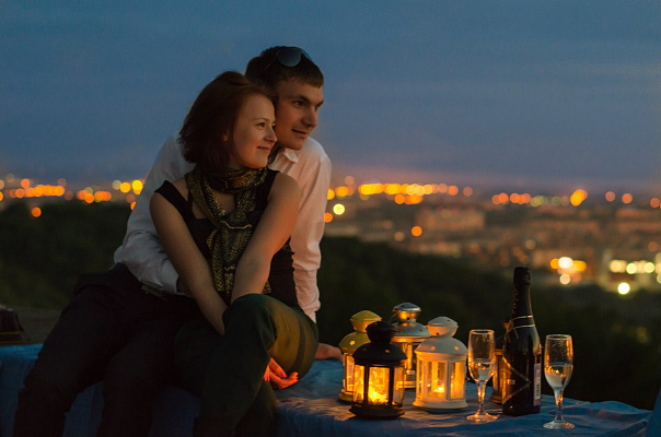 Романтическое свидание на крыше в Томске. Ultra Подарки. Купить романтическое свидание на крыше в Томске. Подарите самым близким незабываемые моменты и почувствуйте друг друга ещё ближе. Сервис UltraPodarki.ru 8 800 505 95 30. Романтическое свидание на крышев Томске, свидание на крышев Томске, свидание, сертификат на свидание на крыше, сертификат на свидание в Томске, купить свидание на крыше, купить свидание Томск